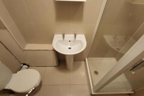 A clean and well-maintained bathroom suite feat...