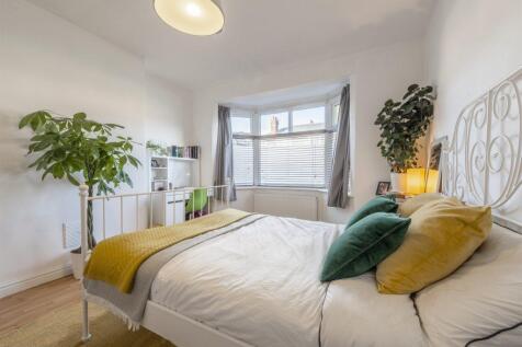 Bright, neatly presented double bedroom with a ...