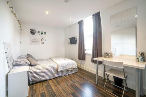 Bright, neatly presented double bedroom with a ...