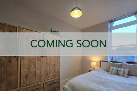 Bright, well-presented double bedroom with a co...