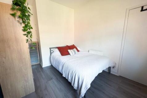Bright, simply furnished double bedroom with a ...