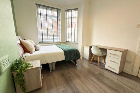 Bright, neatly presented double bedroom with a ...