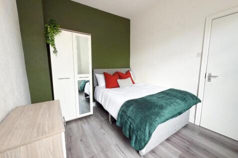 Bright, tidy double bedroom with modern wood-ef...