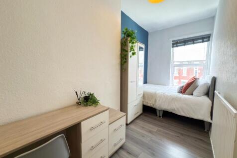 Bright, neatly presented single bedroom with a ...