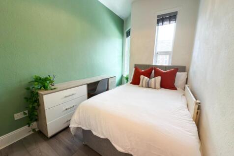 Bright, neatly presented double bedroom with a ...