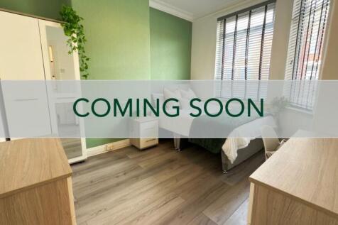 Well-presented double bedroom with a neutral pa...