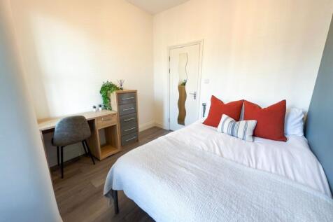 Bright, neatly presented double bedroom with a ...