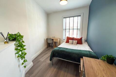 Bright, neatly presented single bedroom with a ...
