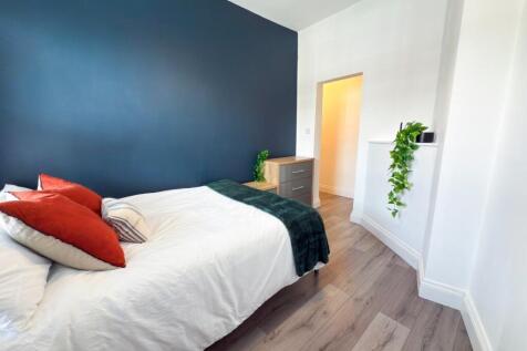 Bright, modern double bedroom with a feature da...