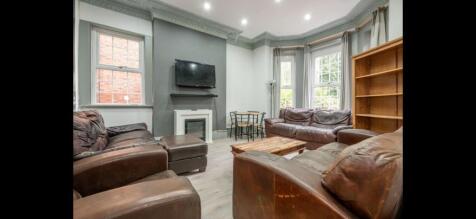 Bright, well-presented living room with comfort...