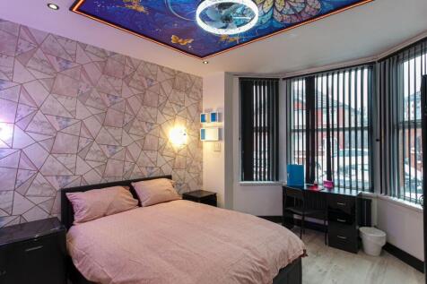 A spacious and inviting large double bedroom fe...