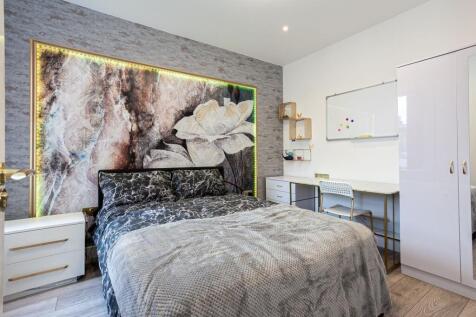 A beautifully decorated double bedroom featurin...