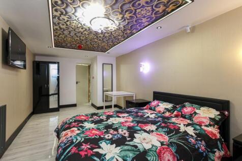 A beautifully decorated double bedroom featurin...