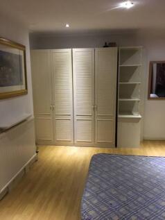 Bright, well-maintained double bedroom with pal...