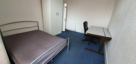 A neat and well-maintained double bedroom featu...