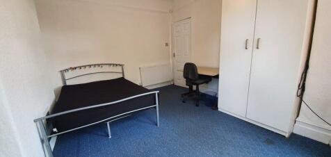 Bright and tidy single bedroom featuring a simp...