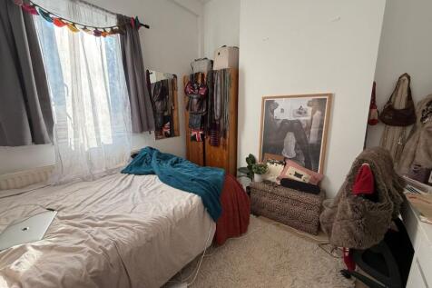 Bright, cosy double bedroom with a large window...