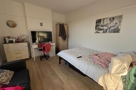 Bright, tidy bedroom with a comfortable single ...