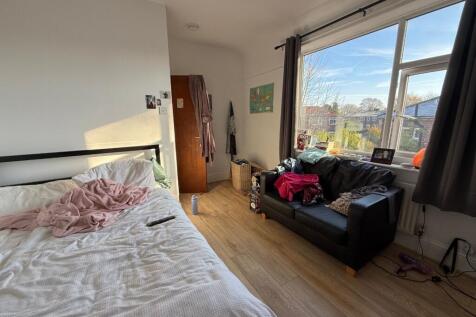 Bright double bedroom with a double bed, natura...