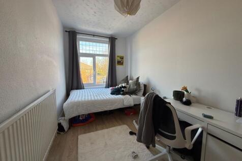 Bright, tidy bedroom with a comfy single bed by...