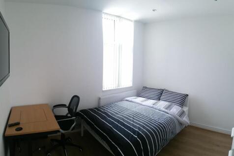 Bright, simply furnished double bedroom with a ...