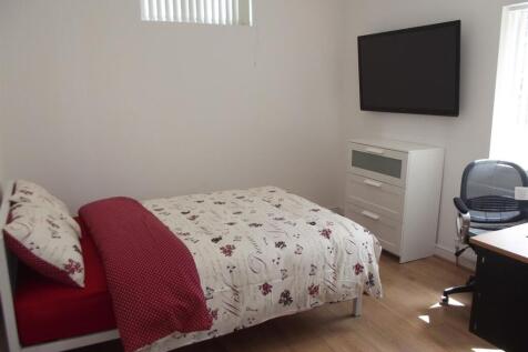 Bright, tidy bedroom with a comfortable double ...