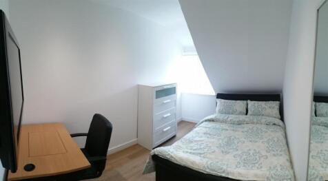 Bright, tidy double bedroom with a comfortable ...