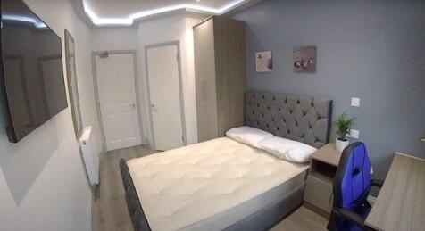 Well-presented double bedroom with a comfortabl...