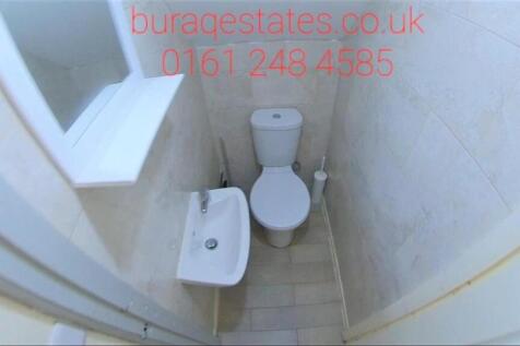 Compact tiled WC with a close-coupled toilet, s...