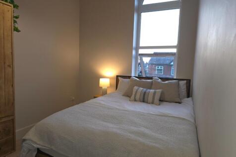 Bright, neatly presented double bedroom with a ...