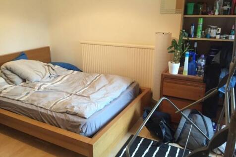 Bright, simply furnished double bedroom with a ...