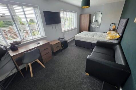 Bright, well-equipped double bedroom with two l...