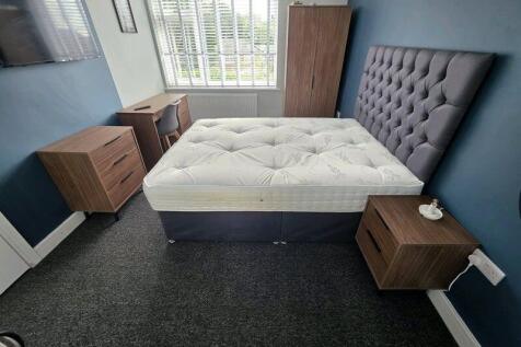 Bright, neatly presented double bedroom with a ...