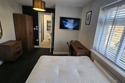 Well-presented double bedroom with a comfortabl...