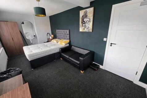 Bright, modern double bedroom with a comfortabl...