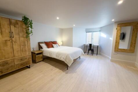 Bright, spacious bedroom with a comfortable dou...