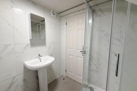 Modern bathroom with clean white marble-effect ...