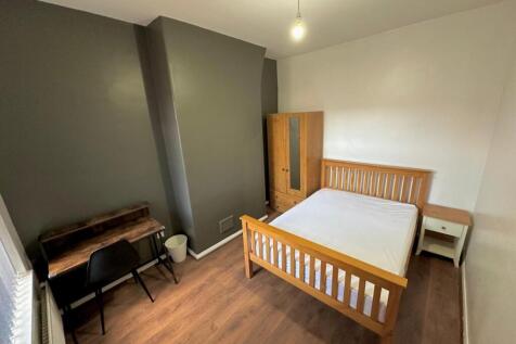 Bright, tidy double bedroom with wooden double ...