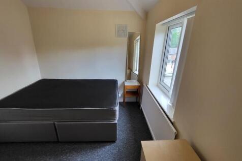 Neat double bedroom with a comfortable divan be...