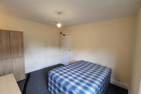 Bright, simply furnished double bedroom with a ...