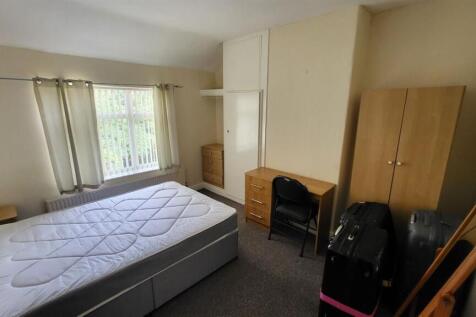 A bright and tidy double bedroom featuring a co...
