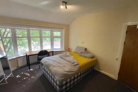 A cozy double bedroom with a comfortable double...