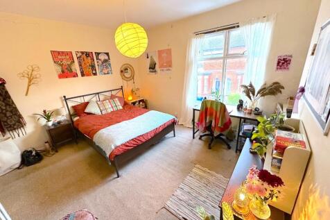 Bright, well-decorated double bedroom with a co...
