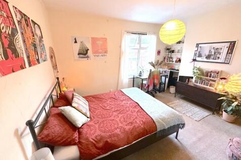 Bright, well-decorated double bedroom with a co...
