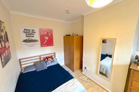 Bright, neatly presented double bedroom with a ...