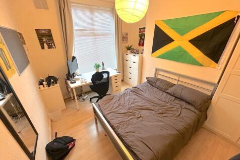 Bright, neatly presented double bedroom with a ...