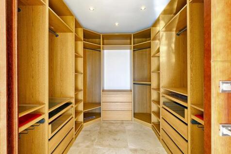 Walk in wardrobe