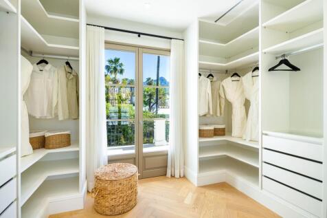 Walk in wardrobe
