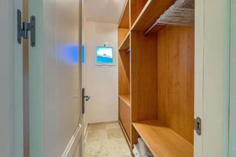 Walk in wardrobe