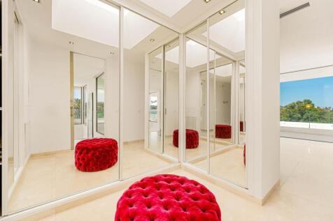 Walk in wardrobe